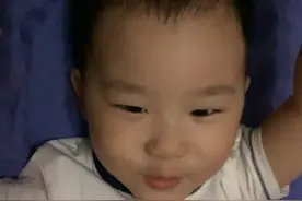 抓痒痒上瘾的孩子😂视频封面