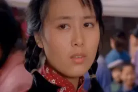 《人生》电影中的巧珍，一个眼神，眉目传情；一颦一笑，感情丰富视频封面