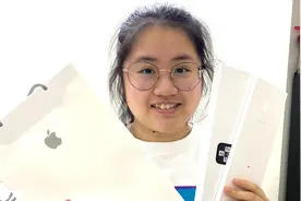 姐姐21岁生日，妹妹花一个月零用钱，买苹果手表做礼物，感情真好