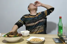 生命已经倒计时了，光棍王律晚饭吃红烧牛肉喝8两白酒，苦中作乐