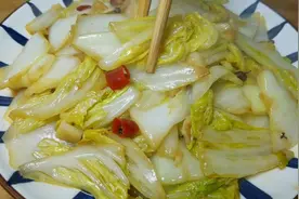 炒白菜千万不要直接下锅，难怪不好吃，教你技巧，鲜嫩入味不出水视频封面