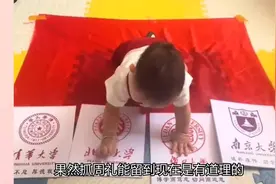 抓周礼留到现在是有道理的，目标明确直奔包子去，老爹直呼好儿子