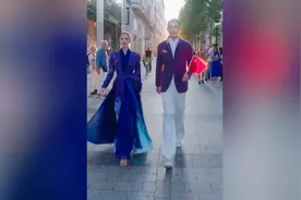 东方紫，中国红。胡兵巴黎香榭丽大街走秀，为奥运健儿加油视频封面