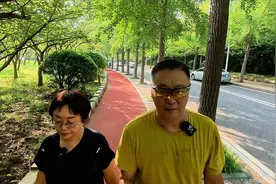 最近青岛的大爷火出了圈视频封面