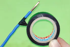 带着电怎么缠电工胶布？这才是正确方法，难怪电工摸到也不会触电