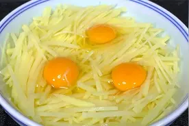 最近土豆鸡蛋这做法火了，饭店一盘48，在家成本不到5元，视频封面