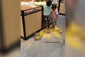 俩小孩在超市里将粮食撒一地，并开心地光着脚丫子踩来踩去视频封面