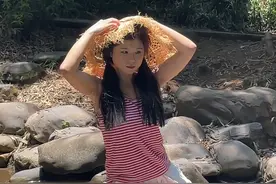 小溪边这样拍！学会了吗#拍照姿势 #小溪边拍照 #吃西瓜拍照