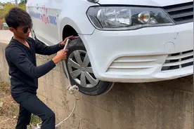 模拟汽车行驶中车轮掉下路坎，轮子悬空，老司机教你如何快速自救