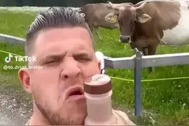 外国秒喝水小哥视频封面