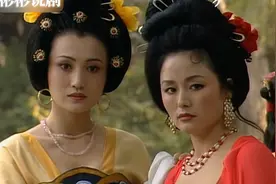 杨玉环和前夫李瑁再次相遇，太子的两位妃子在背后议论杨玉环。视频封面
