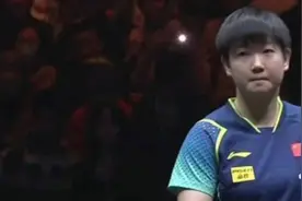 粉丝太可怕！王曼昱赛场被闪光灯射眼，愤怒指向看台，遗憾输球视频封面