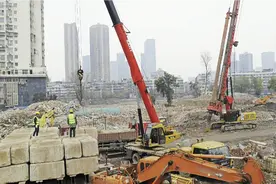 西马路片房屋征拆施工队进场  江岸西马路片是紧邻解放大道的，视频封面