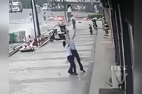 女童从6楼不慎坠落，两位90后扔掉手机，伸出双臂稳稳将孩子接住