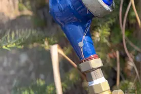 农村吃水难花半天时间清洗水池