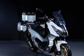 13.5升油箱，12.1千瓦最大功率，MVCAGIVA周末疯150ADV踏板摩旅版视频封面