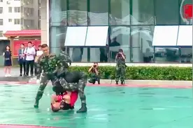 军人训练日常， 专业动作，请勿模仿。