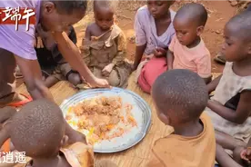 非洲农村村民，端午节到来，小朋友围成一个圈美味的手抓饭开始了视频封面