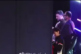 国乒大合照，莎莎是等待拍照的乖宝宝，王皓合不拢嘴😁