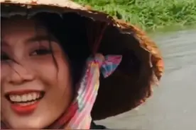 #美女户外抓鱼视频封面