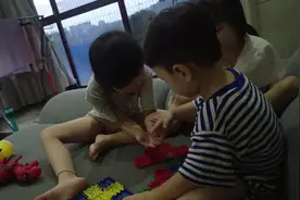 偷拍三姐弟和谐相处日常   弟弟对姐姐好包容 怎么样都不生气视频封面