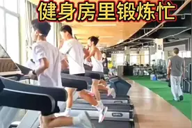 健身房里锻炼忙，游泳池里享清凉视频封面