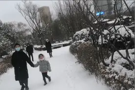 下雪后逛公园，迎泽公园银装素裹雪景就是好！好兆头瑞雪兆丰年！