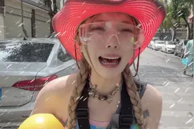 女大学生去玩泼水节，被泼哭了视频封面