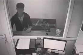 某名男子办理业务发生矛盾三拳锤碎玻璃视频封面