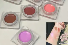 粉色珊瑚色，甜美又温柔。