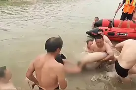 男孩不慎溺水，众人合力将其救起！令人感动不已！视频封面