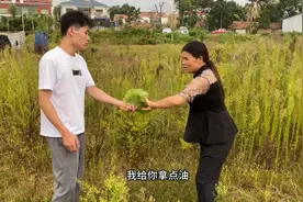 黎明妈妈和姑姑去鱼塘，妈妈拉肚子没纸巾，姑姑和黎明帮忙出点子视频封面