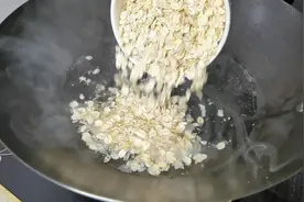 把燕麦片放进滚烫开水中，教你新做法，比包子简单，比油条还好吃