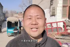 巴掌大的肉包先点12个，张乔用辣椒醋调味做蘸料，三口一个老香