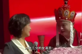 "双星闪耀：唐僧与女儿国国王，颁奖典礼上的致敬与共鸣"