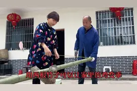散养的土鸡到处跑，阿英两个有妙招，用两根竹子可以让鸡变乖。