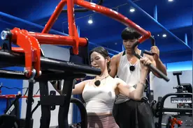 健身房里的一对情侣，一起锻炼，甜蜜有爱！💪💓