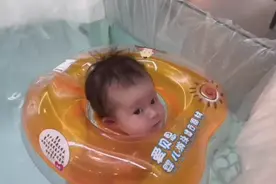 杜萧小女儿杜爱丽娜洗澡游泳可爱的样子真漂亮视频封面