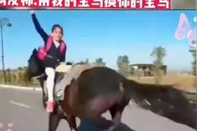内蒙古一女娃每天骑马上下学。