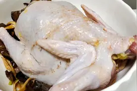 80岁总厨教我的清蒸全鸡秘制做法，步骤详细，汤鲜肉嫩营养又好吃视频封面