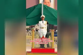 北京天安门广场执勤哨兵顶着烈日站岗，在高温烘烤下也一动不动？视频封面