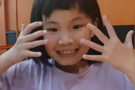 什么是蝴蝶手？看看自闭症小孩从小到大蝴蝶手的表现视频封面