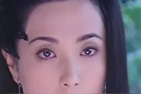 黑 V 领长裙加黑色发饰， 浓烈的妆容与深重的着装相碰撞视频封面