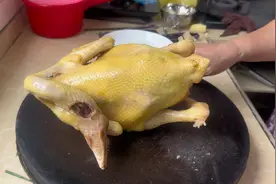 白切鸡第一步不要对半砍，春节返乡老大妈现场演示，刀工值得分享