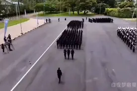 卢旺达的小孩也开始军训了，拜师东方大国学的有模有样