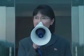 女高女生无饭可吃，张桂梅改变女高作息时间，抢在男生前面吃饭。