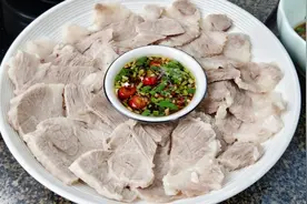 最健康的做法，香而不腻的白切猪肉，搭配最简单的蘸汁，越吃越香