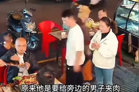 光头哥夹肉给跛脚男孩，男孩下跪感谢的瞬间，光头哥的反应泪目了视频封面