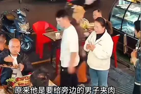 光头哥夹肉给跛脚男孩，男孩下跪感谢的瞬间，光头哥的反应泪目了视频封面