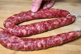 炒腊肠直接炒，焯水都不对，难怪又干又柴不好吃，教你正确做法